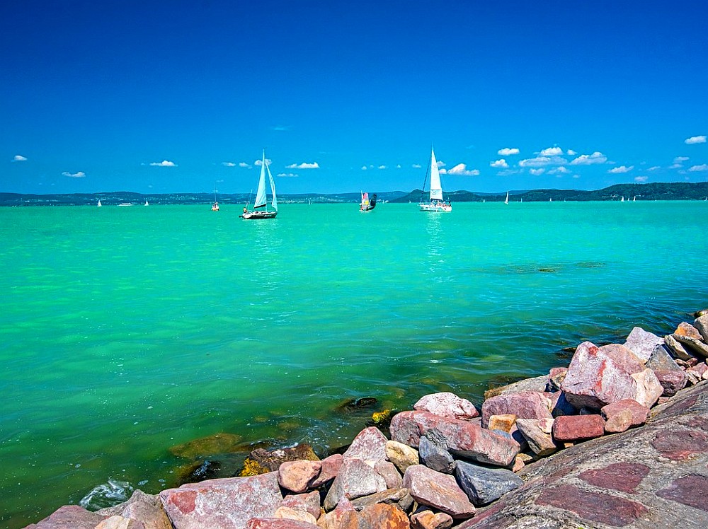 Balaton-part nyári tájképpel