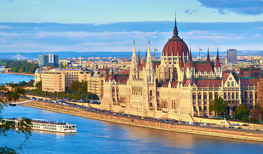 Budapest Országház a Duna partján